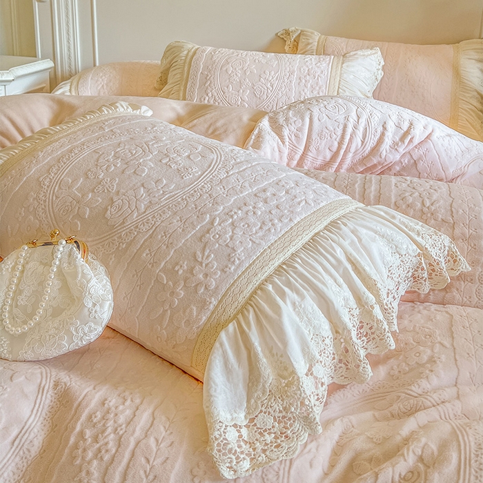 91家纺网 家纺一手货源 找家纺 （总）好儿喜家纺 2025新款法式雕花牛奶绒四件套床裙款-拾光里系列