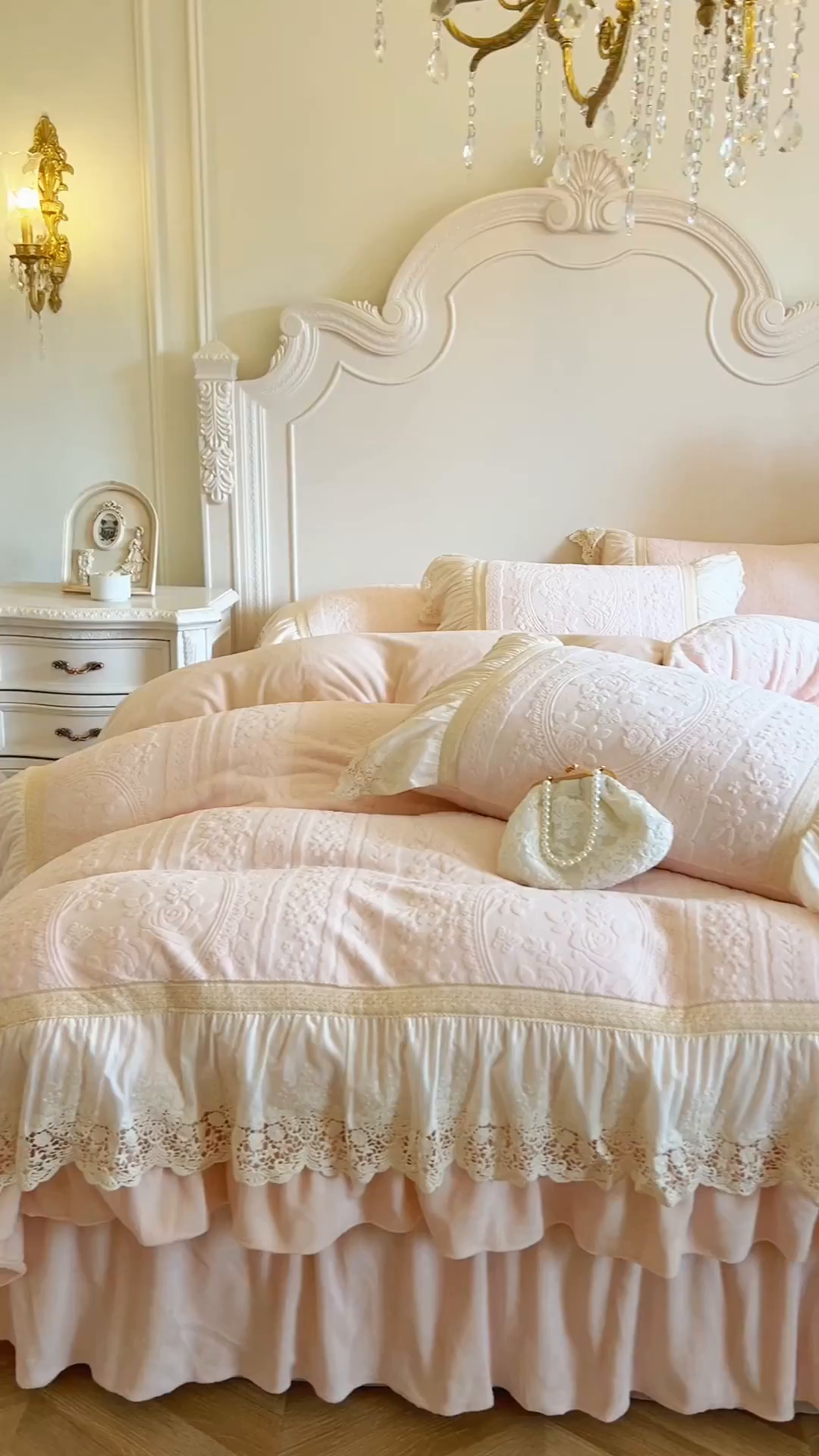 91家纺网 家纺一手货源 找家纺 （总）好儿喜家纺 2025新款法式雕花牛奶绒四件套床裙款-拾光里系列