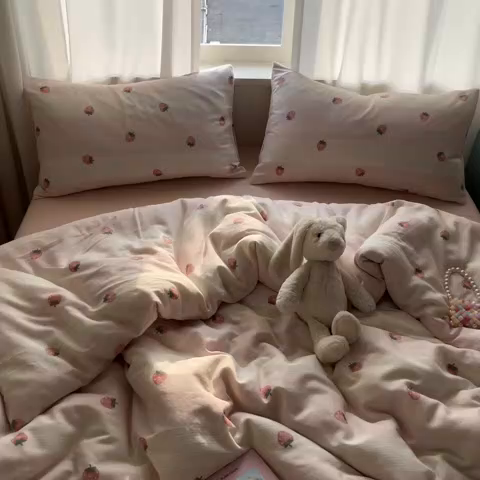 91家纺网 家纺一手货源 找家纺 一比一家纺 2025新款全棉双层纱四件套草莓