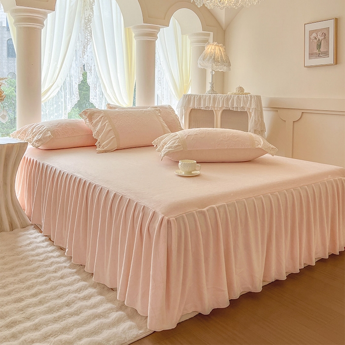 91家纺网 家纺一手货源 找家纺 （总）好儿喜家纺 2025新款法式雕花牛奶绒四件套床裙款-卡姿系列