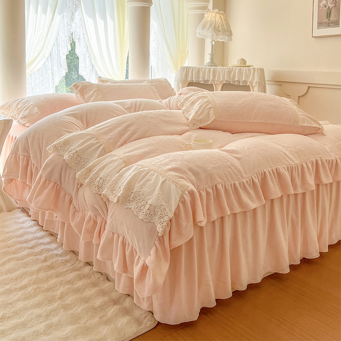 91家纺网 家纺一手货源 找家纺 （总）好儿喜家纺 2025新款法式雕花牛奶绒四件套床裙款-卡姿系列