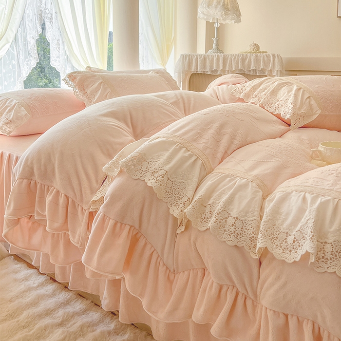 91家纺网 家纺一手货源 找家纺 （总）好儿喜家纺 2025新款法式雕花牛奶绒四件套床裙款-卡姿系列