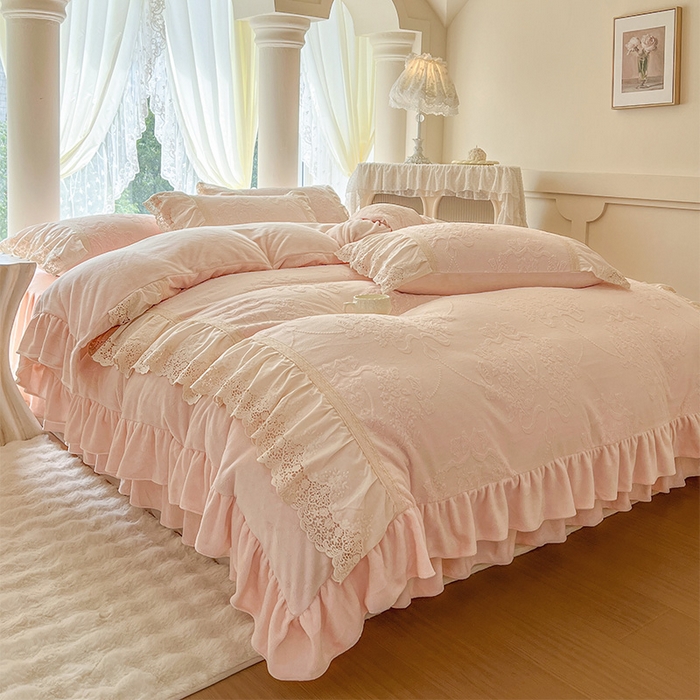 91家纺网 家纺一手货源 找家纺 （总）好儿喜家纺 2025新款法式雕花牛奶绒四件套床裙款-卡姿系列