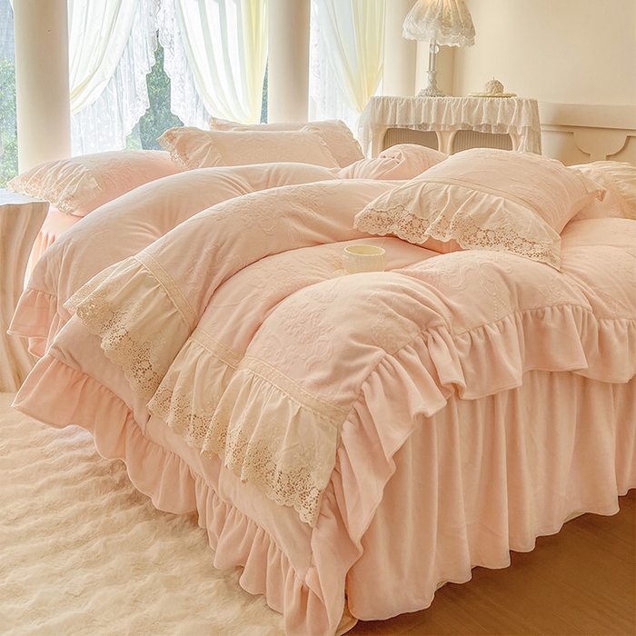 91家纺网 家纺一手货源 找家纺 （总）好儿喜家纺 2025新款法式雕花牛奶绒四件套床裙款-卡姿系列