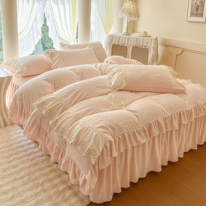 91家纺网 家纺一手货源 找家纺 （总）好儿喜家纺 2025新款法式雕花牛奶绒四件套床裙款-卡姿系列