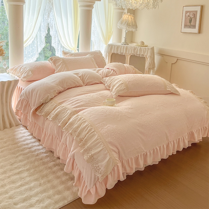 91家纺网 家纺一手货源 找家纺 （总）好儿喜家纺 2025新款法式雕花牛奶绒四件套床裙款-卡姿系列