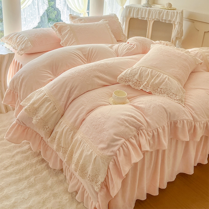 91家纺网 家纺一手货源 找家纺 （总）好儿喜家纺 2025新款法式雕花牛奶绒四件套床裙款-卡姿系列