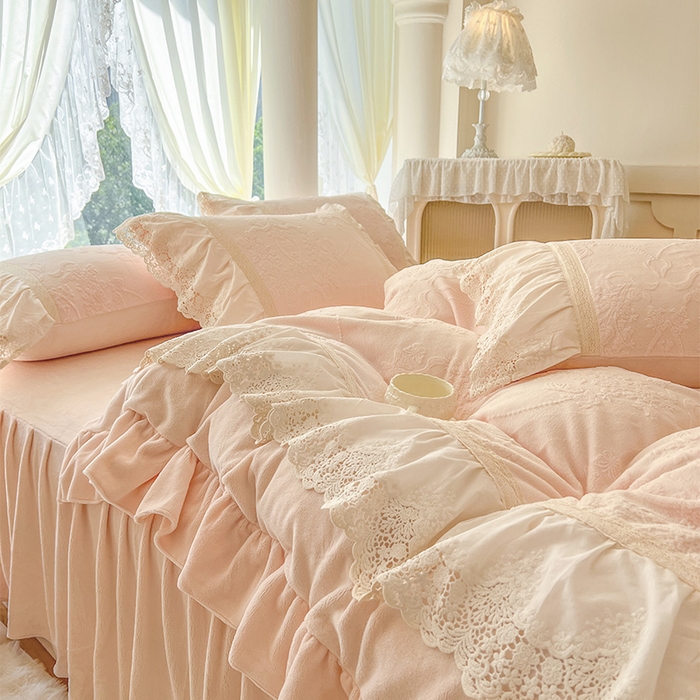 91家纺网 家纺一手货源 找家纺 （总）好儿喜家纺 2025新款法式雕花牛奶绒四件套床裙款-卡姿系列