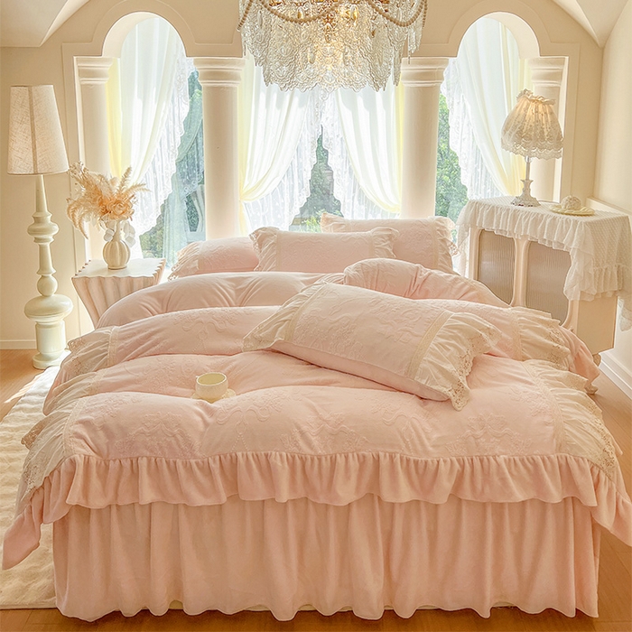 91家纺网 家纺一手货源 找家纺 （总）好儿喜家纺 2025新款法式雕花牛奶绒四件套床裙款-卡姿系列