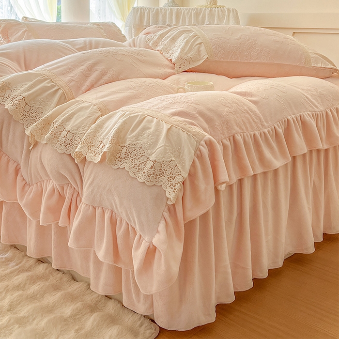 91家纺网 家纺一手货源 找家纺 （总）好儿喜家纺 2025新款法式雕花牛奶绒四件套床裙款-卡姿系列