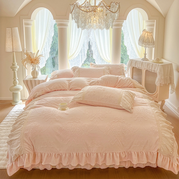 91家纺网 家纺一手货源 找家纺 （总）好儿喜家纺 2025新款法式雕花牛奶绒四件套床裙款-卡姿系列