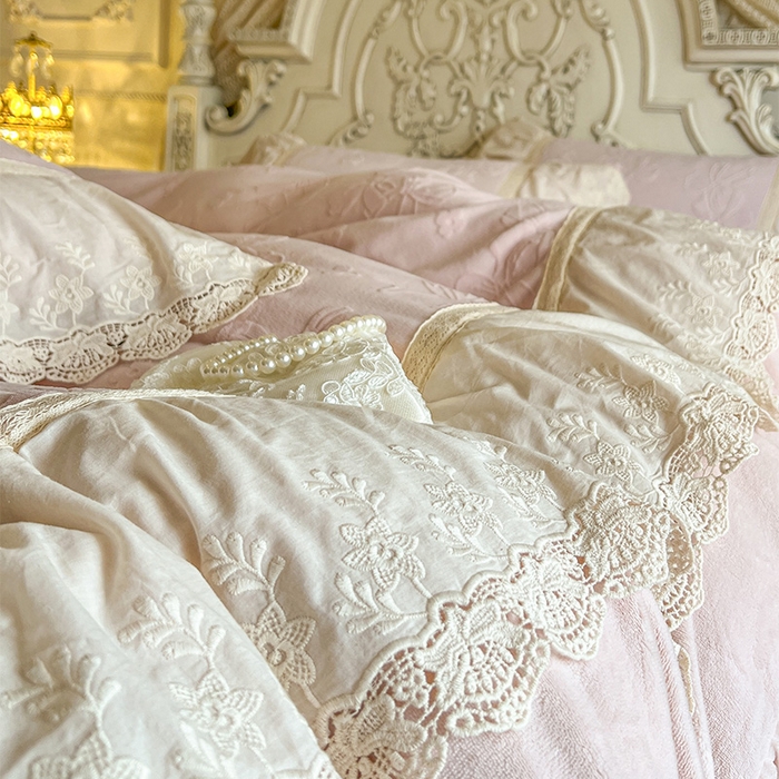 91家纺网 家纺一手货源 找家纺 （总）好儿喜家纺 2025新款法式雕花牛奶绒四件套床裙款-蝴蝶结系列