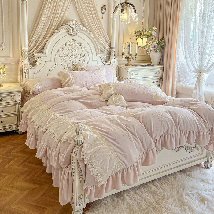 91家纺网 家纺一手货源 找家纺 （总）好儿喜家纺 2025新款法式雕花牛奶绒四件套床裙款-蝴蝶结系列