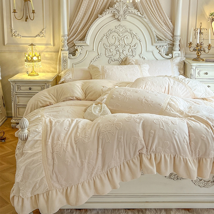 91家纺网 家纺一手货源 找家纺 （总）好儿喜家纺 2025新款法式雕花牛奶绒四件套床裙款-蝴蝶结系列