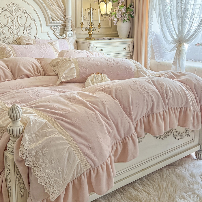 91家纺网 家纺一手货源 找家纺 （总）好儿喜家纺 2025新款法式雕花牛奶绒四件套床裙款-蝴蝶结系列