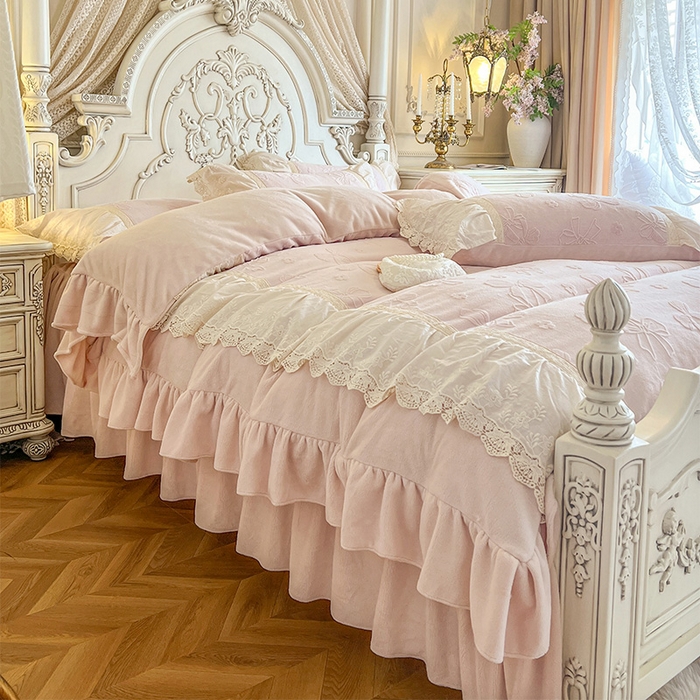 91家纺网 家纺一手货源 找家纺 （总）好儿喜家纺 2025新款法式雕花牛奶绒四件套床裙款-蝴蝶结系列