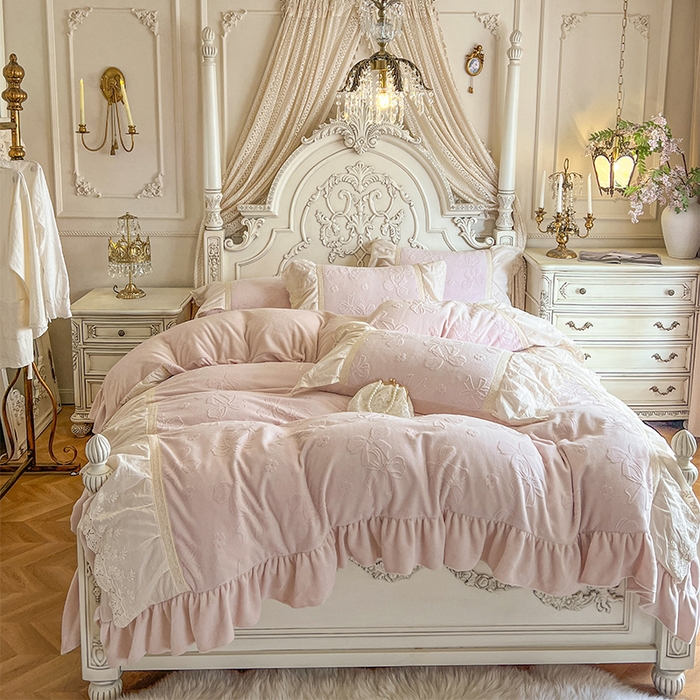 91家纺网 家纺一手货源 找家纺 （总）好儿喜家纺 2025新款法式雕花牛奶绒四件套床裙款-蝴蝶结系列