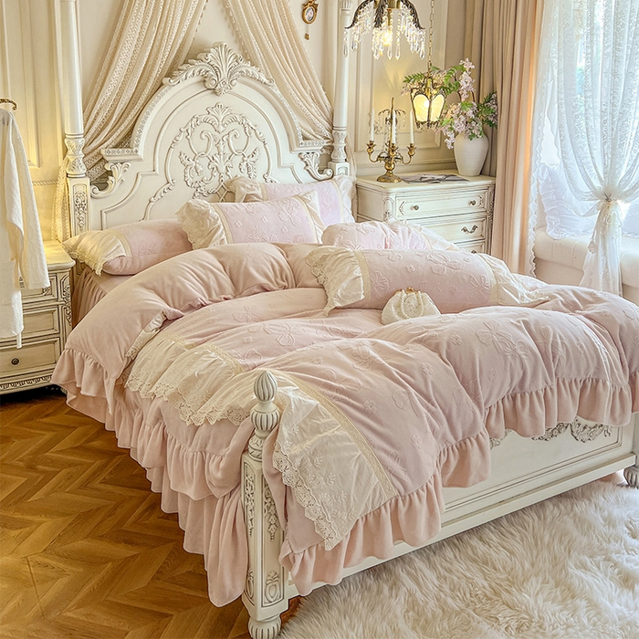 91家纺网 家纺一手货源 找家纺 （总）好儿喜家纺 2025新款法式雕花牛奶绒四件套床裙款-蝴蝶结系列