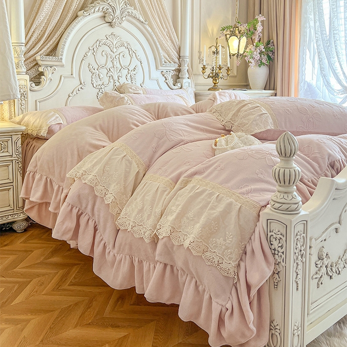 91家纺网 家纺一手货源 找家纺 （总）好儿喜家纺 2025新款法式雕花牛奶绒四件套床裙款-蝴蝶结系列