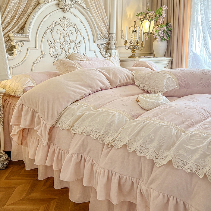 91家纺网 家纺一手货源 找家纺 （总）好儿喜家纺 2025新款法式雕花牛奶绒四件套床裙款-蝴蝶结系列