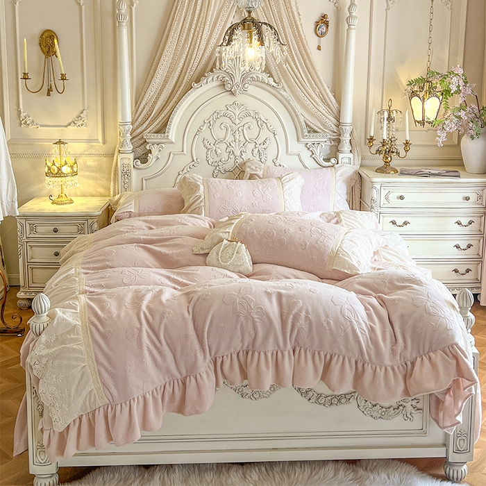 91家纺网 家纺一手货源 找家纺 （总）好儿喜家纺 2025新款法式雕花牛奶绒四件套床裙款-蝴蝶结系列