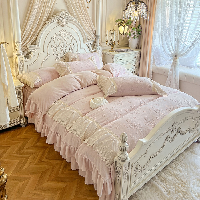 91家纺网 家纺一手货源 找家纺 （总）好儿喜家纺 2025新款法式雕花牛奶绒四件套床裙款-蝴蝶结系列