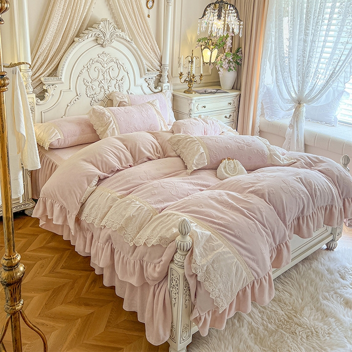 91家纺网 家纺一手货源 找家纺 （总）好儿喜家纺 2025新款法式雕花牛奶绒四件套床裙款-蝴蝶结系列