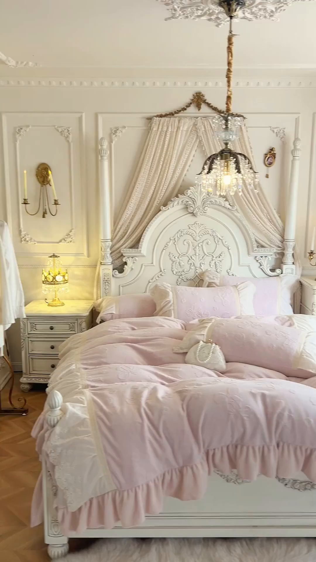 91家纺网 家纺一手货源 找家纺 （总）好儿喜家纺 2025新款法式雕花牛奶绒四件套床裙款-蝴蝶结系列