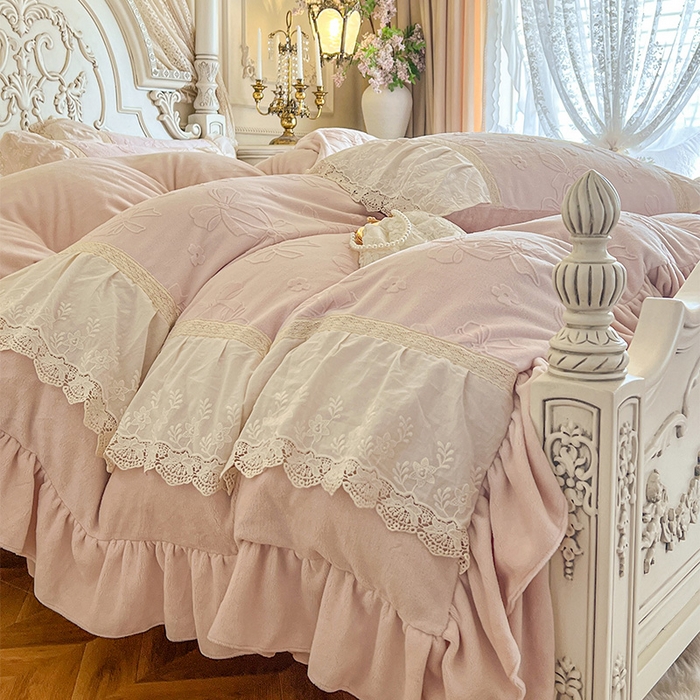 91家纺网 家纺一手货源 找家纺 （总）好儿喜家纺 2025新款法式雕花牛奶绒四件套床裙款-蝴蝶结系列