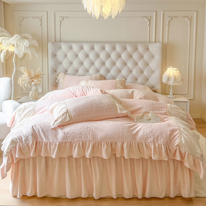 91家纺网 家纺一手货源 找家纺 （总）好儿喜家纺 2025新款法式雕花牛奶绒四件套床裙款-爱丽丝系列