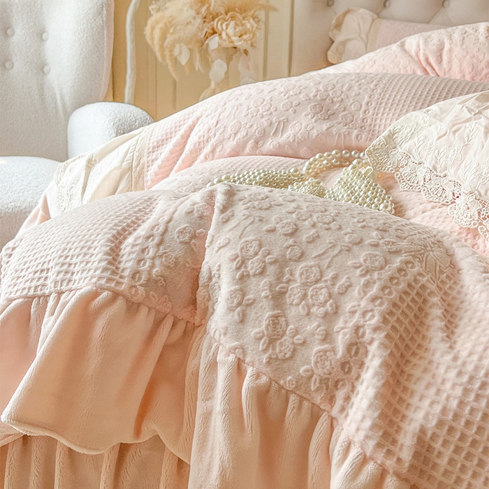 91家纺网 家纺一手货源 找家纺 （总）好儿喜家纺 2025新款法式雕花牛奶绒四件套床裙款-爱丽丝系列