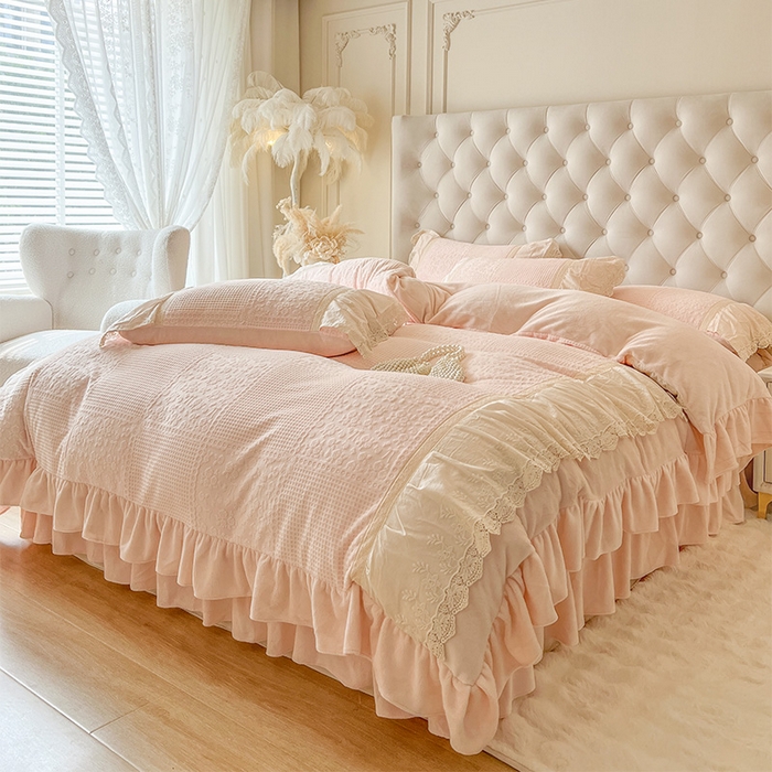 91家纺网 家纺一手货源 找家纺 （总）好儿喜家纺 2025新款法式雕花牛奶绒四件套床裙款-爱丽丝系列