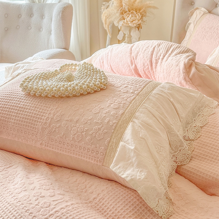 91家纺网 家纺一手货源 找家纺 （总）好儿喜家纺 2025新款法式雕花牛奶绒四件套床裙款-爱丽丝系列