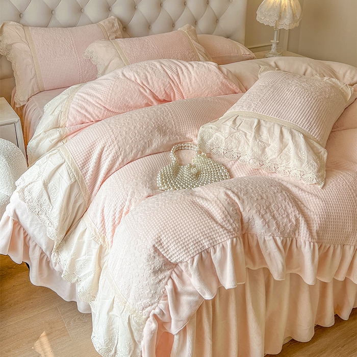 91家纺网 家纺一手货源 找家纺 （总）好儿喜家纺 2025新款法式雕花牛奶绒四件套床裙款-爱丽丝系列