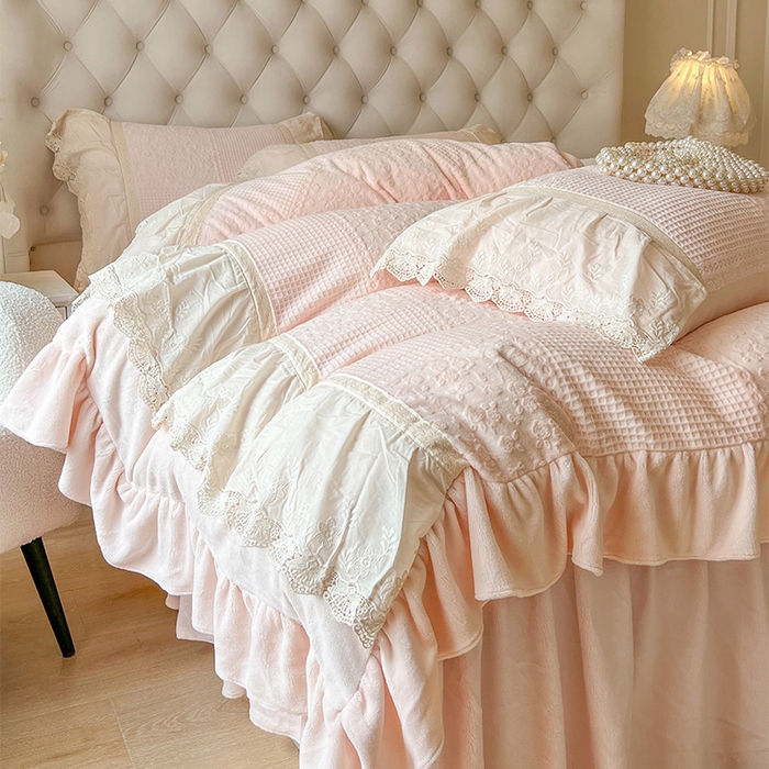 91家纺网 家纺一手货源 找家纺 （总）好儿喜家纺 2025新款法式雕花牛奶绒四件套床裙款-爱丽丝系列