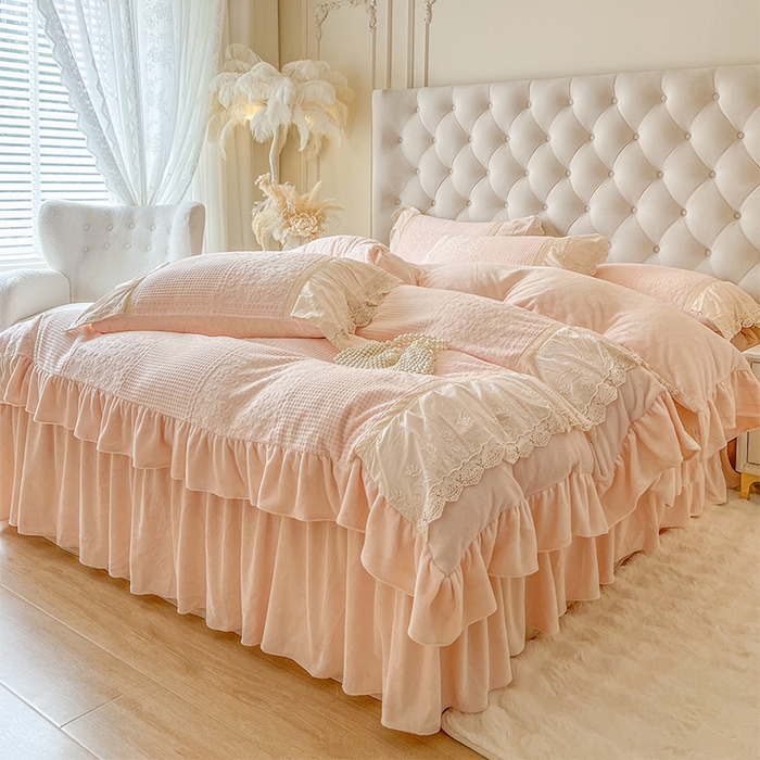 91家纺网 家纺一手货源 找家纺 （总）好儿喜家纺 2025新款法式雕花牛奶绒四件套床裙款-爱丽丝系列