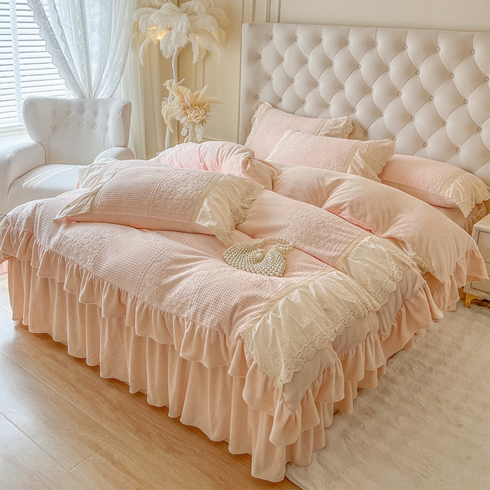 91家纺网 家纺一手货源 找家纺 （总）好儿喜家纺 2025新款法式雕花牛奶绒四件套床裙款-爱丽丝系列