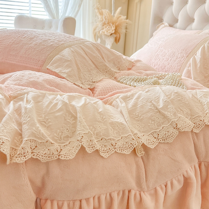 91家纺网 家纺一手货源 找家纺 （总）好儿喜家纺 2025新款法式雕花牛奶绒四件套床裙款-爱丽丝系列