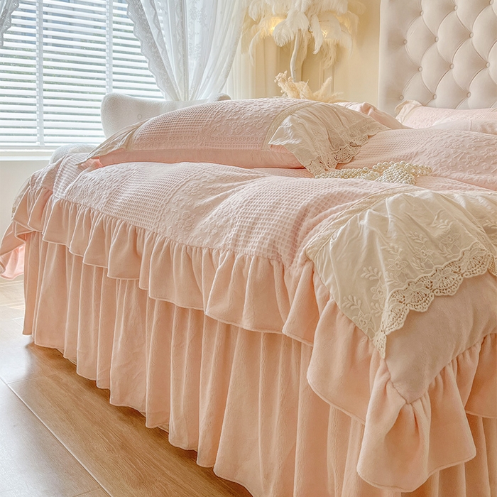 91家纺网 家纺一手货源 找家纺 （总）好儿喜家纺 2025新款法式雕花牛奶绒四件套床裙款-爱丽丝系列