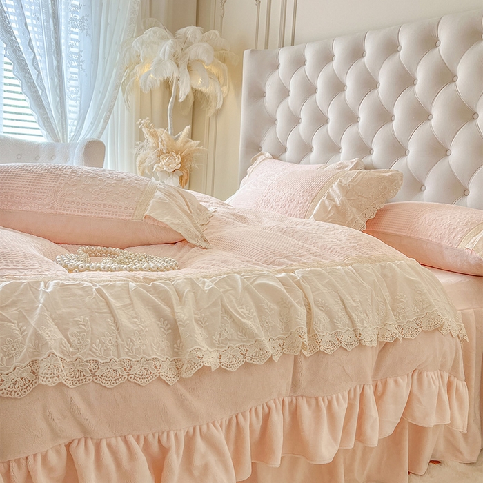 91家纺网 家纺一手货源 找家纺 （总）好儿喜家纺 2025新款法式雕花牛奶绒四件套床裙款-爱丽丝系列