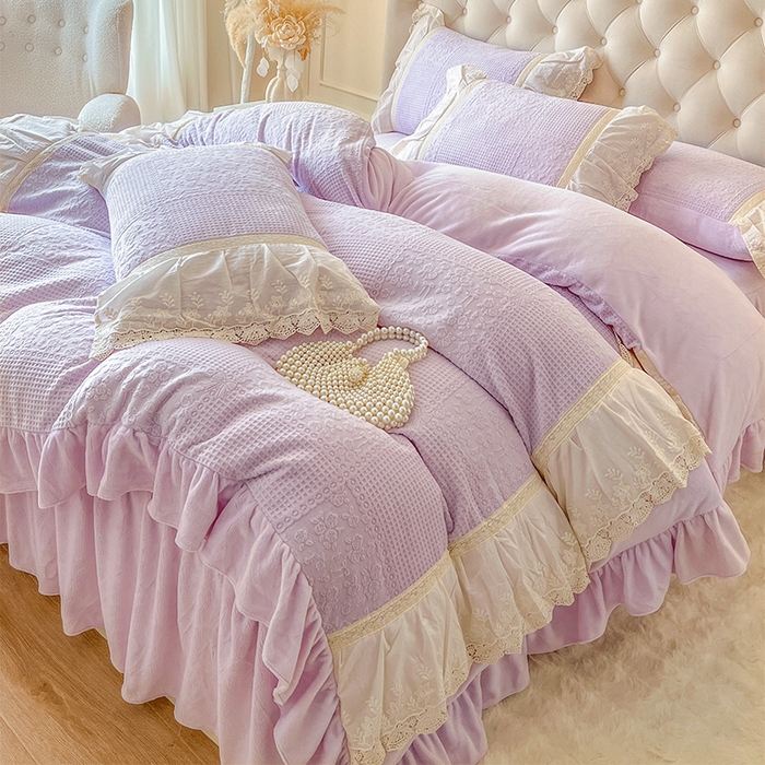 91家纺网 家纺一手货源 找家纺 （总）好儿喜家纺 2025新款法式雕花牛奶绒四件套床裙款-爱丽丝系列