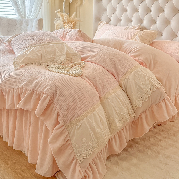 91家纺网 家纺一手货源 找家纺 （总）好儿喜家纺 2025新款法式雕花牛奶绒四件套床裙款-爱丽丝系列