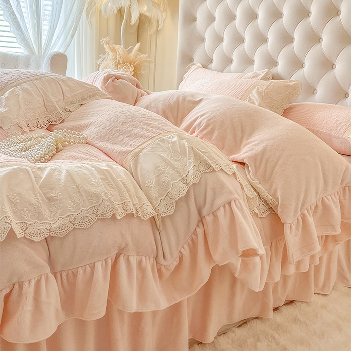 91家纺网 家纺一手货源 找家纺 （总）好儿喜家纺 2025新款法式雕花牛奶绒四件套床裙款-爱丽丝系列