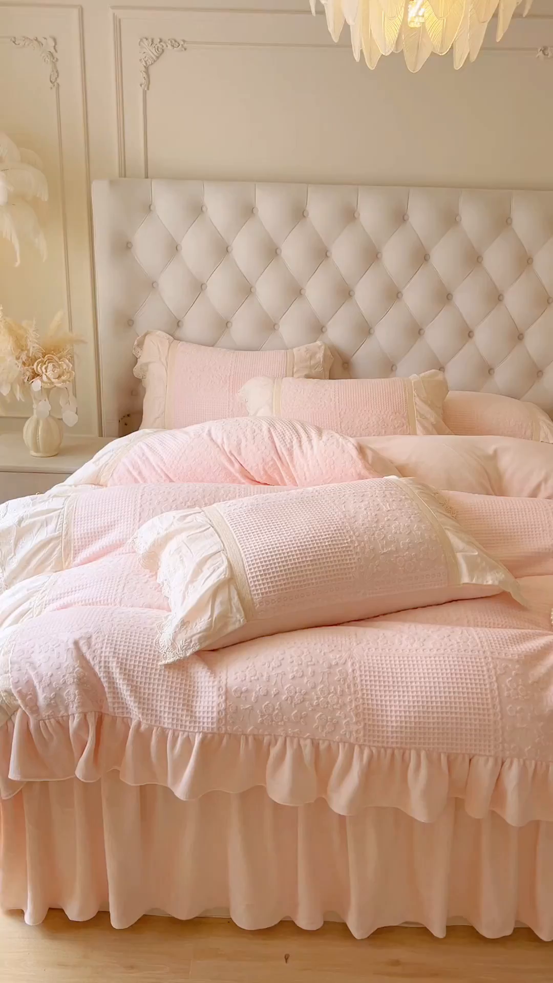 91家纺网 家纺一手货源 找家纺 （总）好儿喜家纺 2025新款法式雕花牛奶绒四件套床裙款-爱丽丝系列