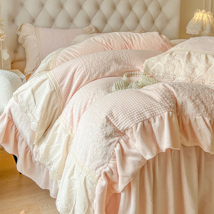 91家纺网 家纺一手货源 找家纺 （总）好儿喜家纺 2025新款法式雕花牛奶绒四件套床裙款-爱丽丝系列