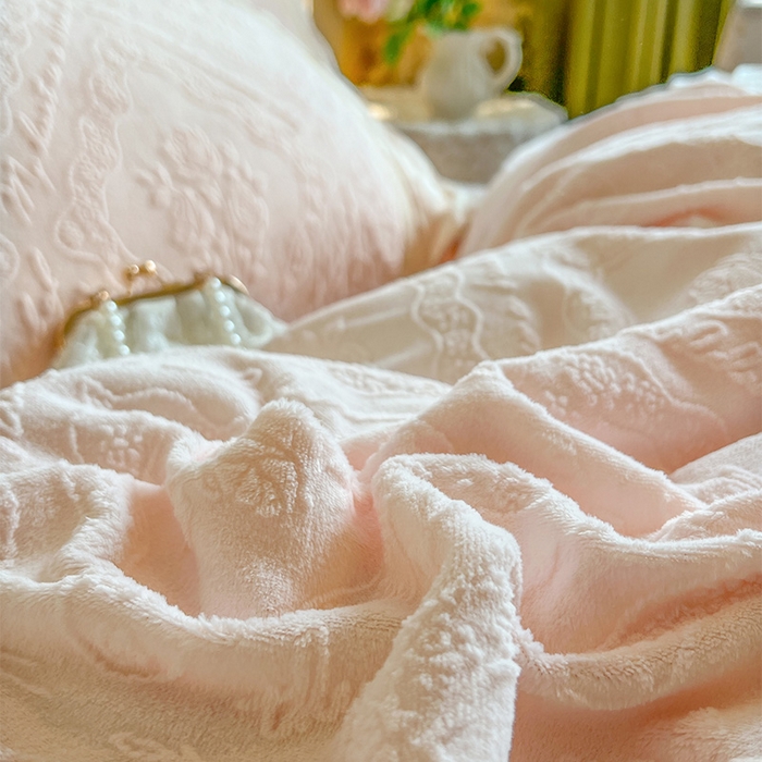 91家纺网 家纺一手货源 找家纺 （总）好儿喜家纺 2025新款法式雕花牛奶绒四件套床裙款-艾薇而系列