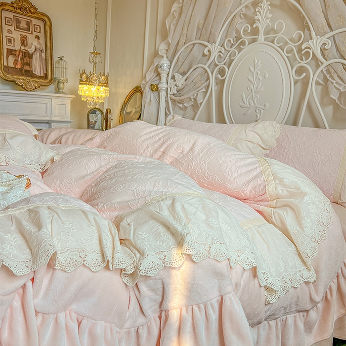 91家纺网 家纺一手货源 找家纺 （总）好儿喜家纺 2025新款法式雕花牛奶绒四件套床裙款-艾薇而系列