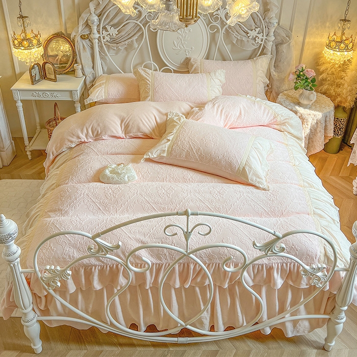 91家纺网 家纺一手货源 找家纺 （总）好儿喜家纺 2025新款法式雕花牛奶绒四件套床裙款-艾薇而系列