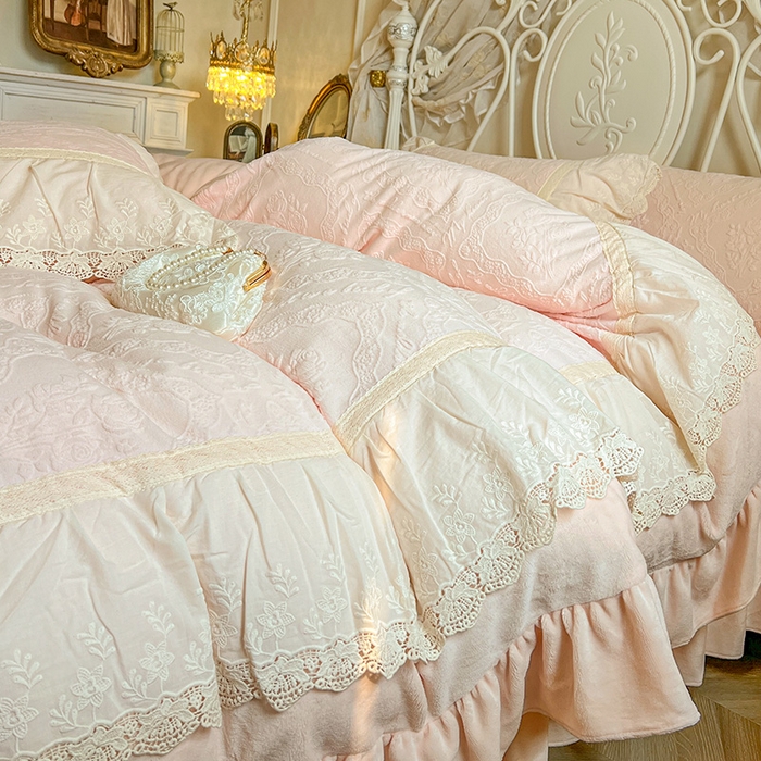 91家纺网 家纺一手货源 找家纺 （总）好儿喜家纺 2025新款法式雕花牛奶绒四件套床裙款-艾薇而系列