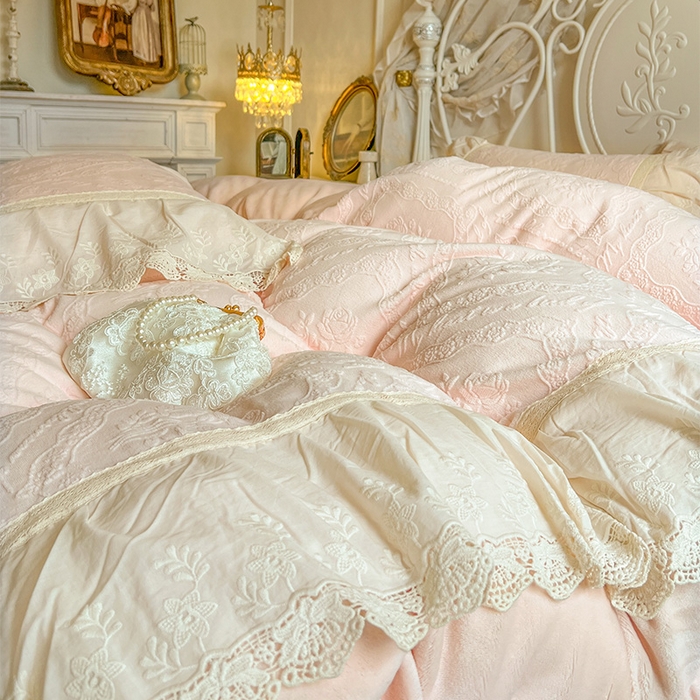 91家纺网 家纺一手货源 找家纺 （总）好儿喜家纺 2025新款法式雕花牛奶绒四件套床裙款-艾薇而系列